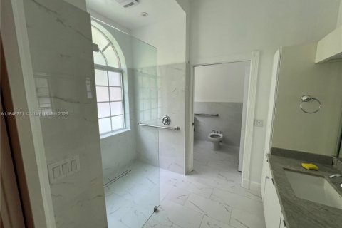 House in Miami Lakes, Florida 3 bedrooms, 215.35 sq.m. № 1846256 - photo 15
