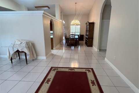 House in Miami Lakes, Florida 3 bedrooms, 215.35 sq.m. № 1846256 - photo 4