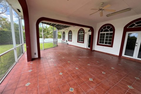 House in Miami Lakes, Florida 3 bedrooms, 215.35 sq.m. № 1846256 - photo 24