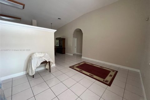 House in Miami Lakes, Florida 3 bedrooms, 215.35 sq.m. № 1846256 - photo 3