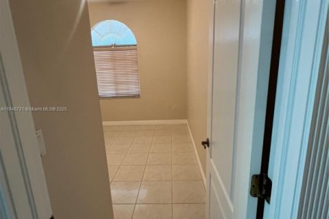 House in Miami Lakes, Florida 3 bedrooms, 215.35 sq.m. № 1846256 - photo 10
