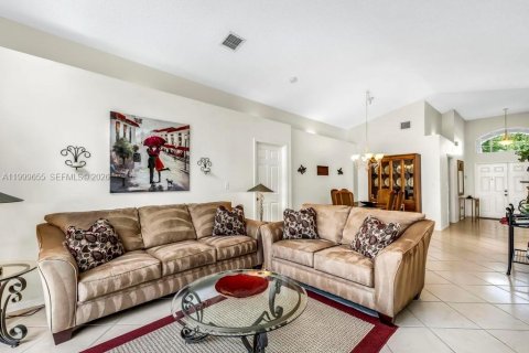 House in Miramar, Florida 3 bedrooms, 168.62 sq.m. № 2068157 - photo 10