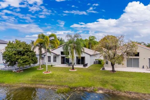 House in Miramar, Florida 3 bedrooms, 168.62 sq.m. № 2068157 - photo 23