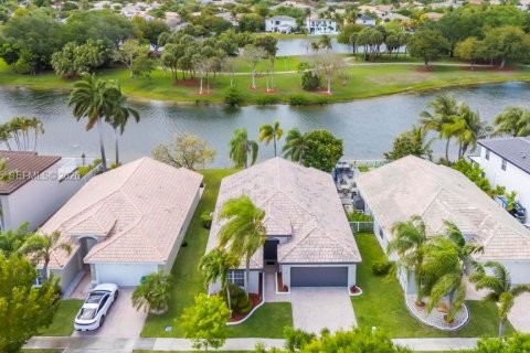 House in Miramar, Florida 3 bedrooms, 168.62 sq.m. № 2068157 - photo 24