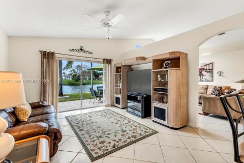 House in Miramar, Florida 3 bedrooms, 168.62 sq.m. № 2068157 - photo 6