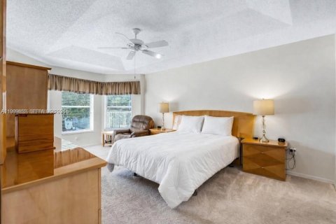 House in Miramar, Florida 3 bedrooms, 168.62 sq.m. № 2068157 - photo 12