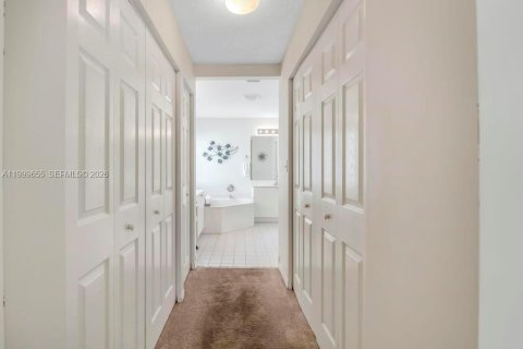 House in Miramar, Florida 3 bedrooms, 168.62 sq.m. № 2068157 - photo 13