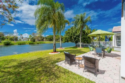 House in Miramar, Florida 3 bedrooms, 168.62 sq.m. № 2068157 - photo 2