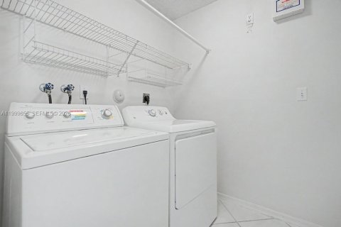 House in Miramar, Florida 3 bedrooms, 168.62 sq.m. № 2068157 - photo 19