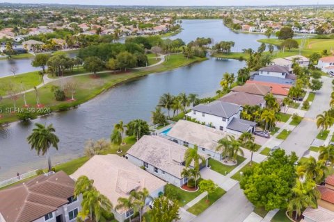 House in Miramar, Florida 3 bedrooms, 168.62 sq.m. № 2068157 - photo 26