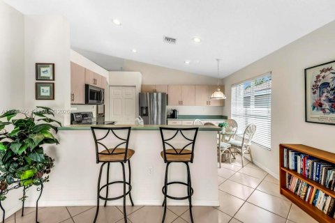 House in Miramar, Florida 3 bedrooms, 168.62 sq.m. № 2068157 - photo 5