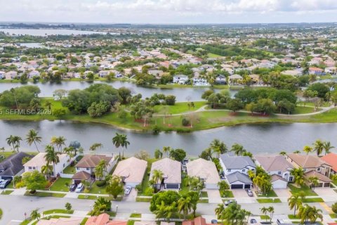 House in Miramar, Florida 3 bedrooms, 168.62 sq.m. № 2068157 - photo 27