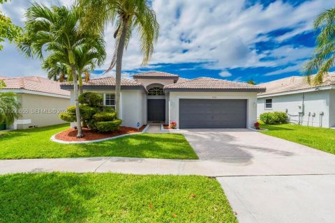 House in Miramar, Florida 3 bedrooms, 168.62 sq.m. № 2068157