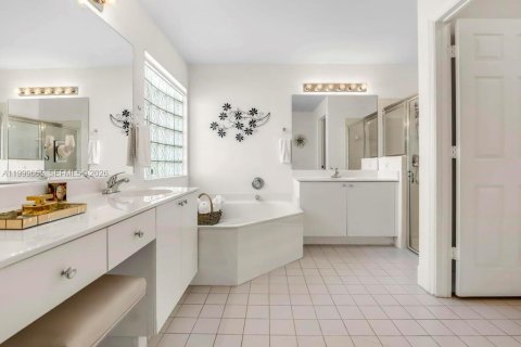 House in Miramar, Florida 3 bedrooms, 168.62 sq.m. № 2068157 - photo 14