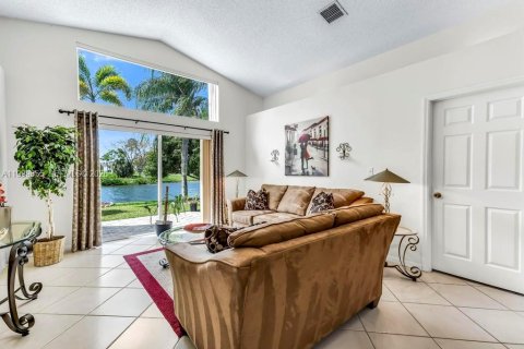 House in Miramar, Florida 3 bedrooms, 168.62 sq.m. № 2068157 - photo 9