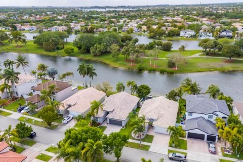 House in Miramar, Florida 3 bedrooms, 168.62 sq.m. № 2068157 - photo 25