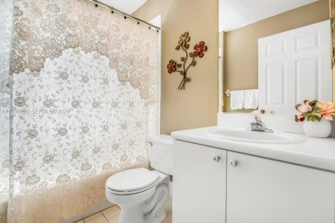 House in Miramar, Florida 3 bedrooms, 168.62 sq.m. № 2068157 - photo 17