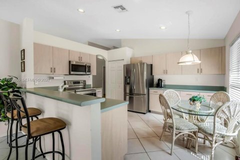 House in Miramar, Florida 3 bedrooms, 168.62 sq.m. № 2068157 - photo 4