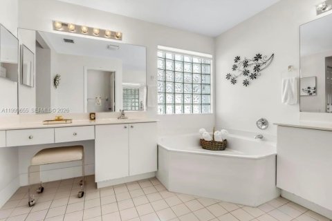 House in Miramar, Florida 3 bedrooms, 168.62 sq.m. № 2068157 - photo 15