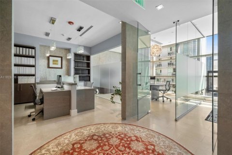 Propiedad comercial en venta en Miami, Florida № 1788842 - foto 6
