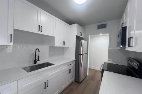Villa ou maison à vendre à Miami, Floride: 5 chambres, 160.63 m2 № 2412511 - photo 14