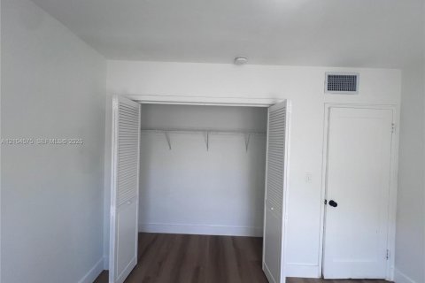 Villa ou maison à vendre à Miami, Floride: 5 chambres, 160.63 m2 № 2412511 - photo 25