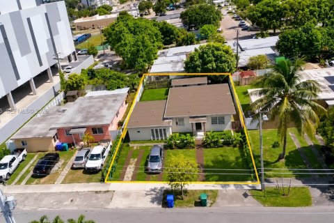 Villa ou maison à vendre à Miami, Floride: 5 chambres, 160.63 m2 № 2412511 - photo 2