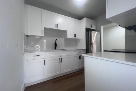 Villa ou maison à vendre à Miami, Floride: 5 chambres, 160.63 m2 № 2412511 - photo 15