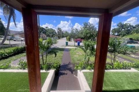 Villa ou maison à vendre à Miami, Floride: 5 chambres, 160.63 m2 № 2412511 - photo 5