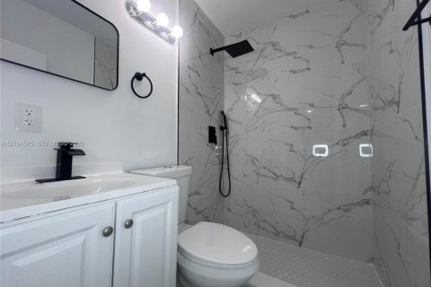 Villa ou maison à vendre à Miami, Floride: 5 chambres, 160.63 m2 № 2412511 - photo 17
