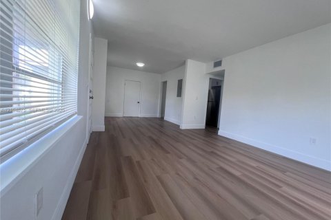 Villa ou maison à vendre à Miami, Floride: 5 chambres, 160.63 m2 № 2412511 - photo 9