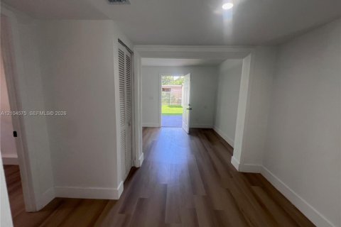 Villa ou maison à vendre à Miami, Floride: 5 chambres, 160.63 m2 № 2412511 - photo 30