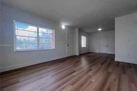 Villa ou maison à vendre à Miami, Floride: 5 chambres, 160.63 m2 № 2412511 - photo 8