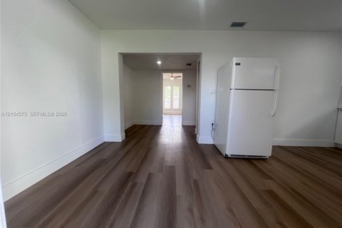 Villa ou maison à vendre à Miami, Floride: 5 chambres, 160.63 m2 № 2412511 - photo 29