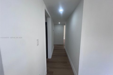 Villa ou maison à vendre à Miami, Floride: 5 chambres, 160.63 m2 № 2412511 - photo 13