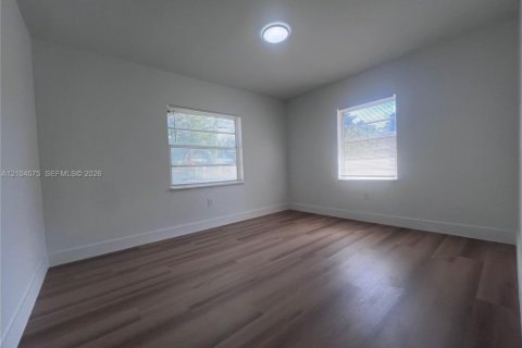 Villa ou maison à vendre à Miami, Floride: 5 chambres, 160.63 m2 № 2412511 - photo 19