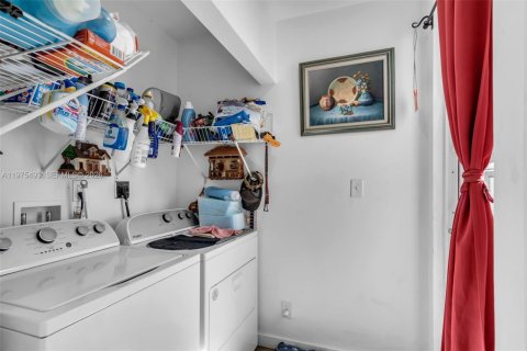 House in Miami, Florida 2 bedrooms, 89.19 sq.m. № 2042753 - photo 12