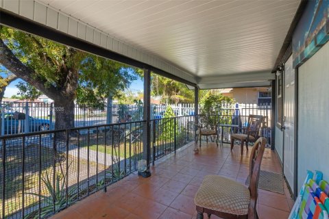 House in Miami, Florida 2 bedrooms, 89.19 sq.m. № 2042753 - photo 28