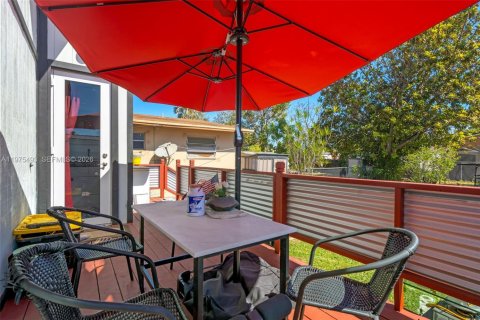 House in Miami, Florida 2 bedrooms, 89.19 sq.m. № 2042753 - photo 25