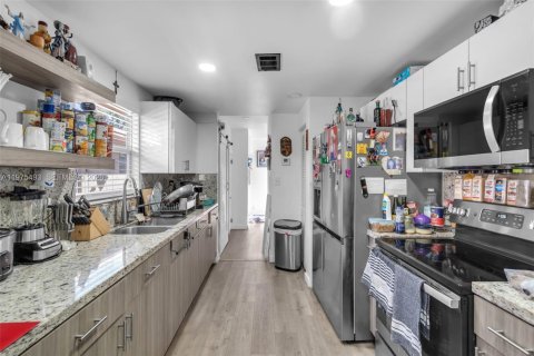 House in Miami, Florida 2 bedrooms, 89.19 sq.m. № 2042753 - photo 10