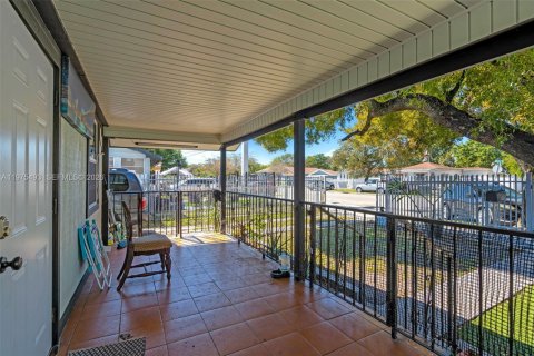 House in Miami, Florida 2 bedrooms, 89.19 sq.m. № 2042753 - photo 27