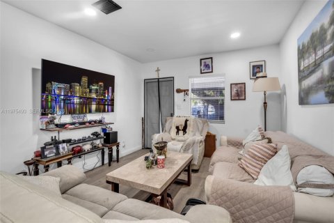 House in Miami, Florida 2 bedrooms, 89.19 sq.m. № 2042753 - photo 6