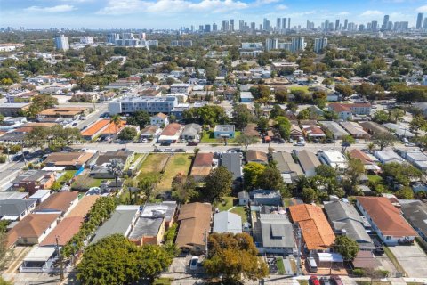 House in Miami, Florida 2 bedrooms, 89.19 sq.m. № 2042753 - photo 30