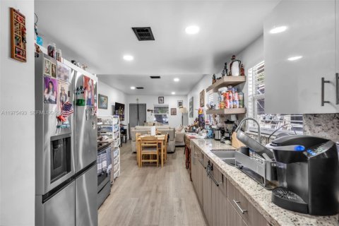 House in Miami, Florida 2 bedrooms, 89.19 sq.m. № 2042753 - photo 9