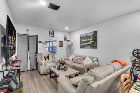 House in Miami, Florida 2 bedrooms, 89.19 sq.m. № 2042753 - photo 5