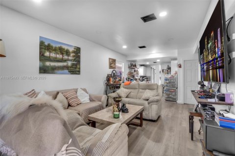 House in Miami, Florida 2 bedrooms, 89.19 sq.m. № 2042753 - photo 4