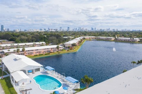 Condo in Hallandale Beach, Florida, 1 bedroom  № 1970932 - photo 6