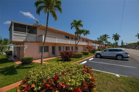 Condo in Hallandale Beach, Florida, 1 bedroom  № 1970932 - photo 9