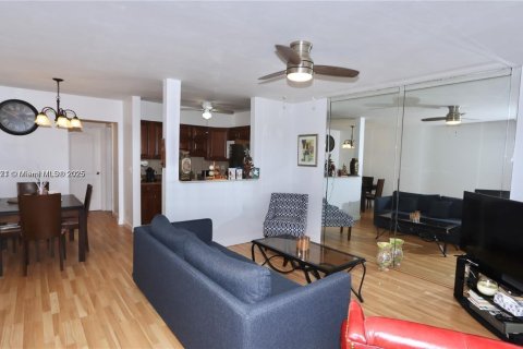 Condo in Hallandale Beach, Florida, 1 bedroom  № 1970932 - photo 3