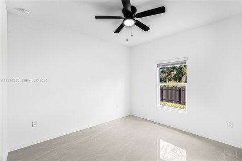 Casa en venta en Lehigh Acres, Florida, 3 dormitorios, 130.99 m2 № 1983127 - foto 20